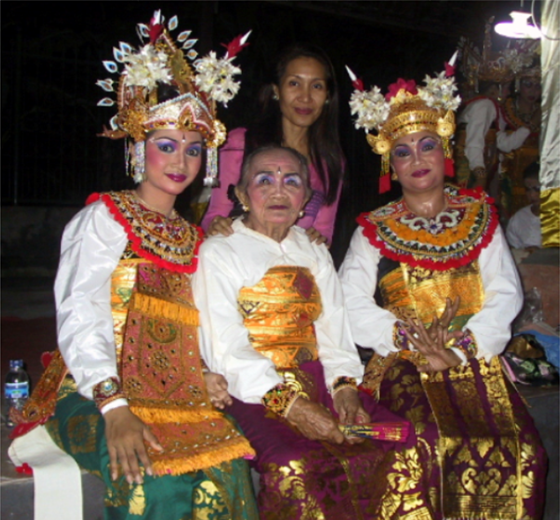 jane-chen-and-balinese-living-legend-ni-ketut-cenik,-bali-2008.png