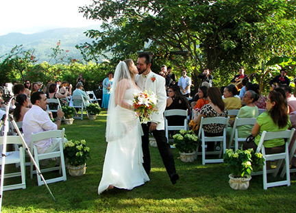john-rivera-resto-and-nancy-lewis-wedding,-Mariachis-play-el-son-de-la-negra